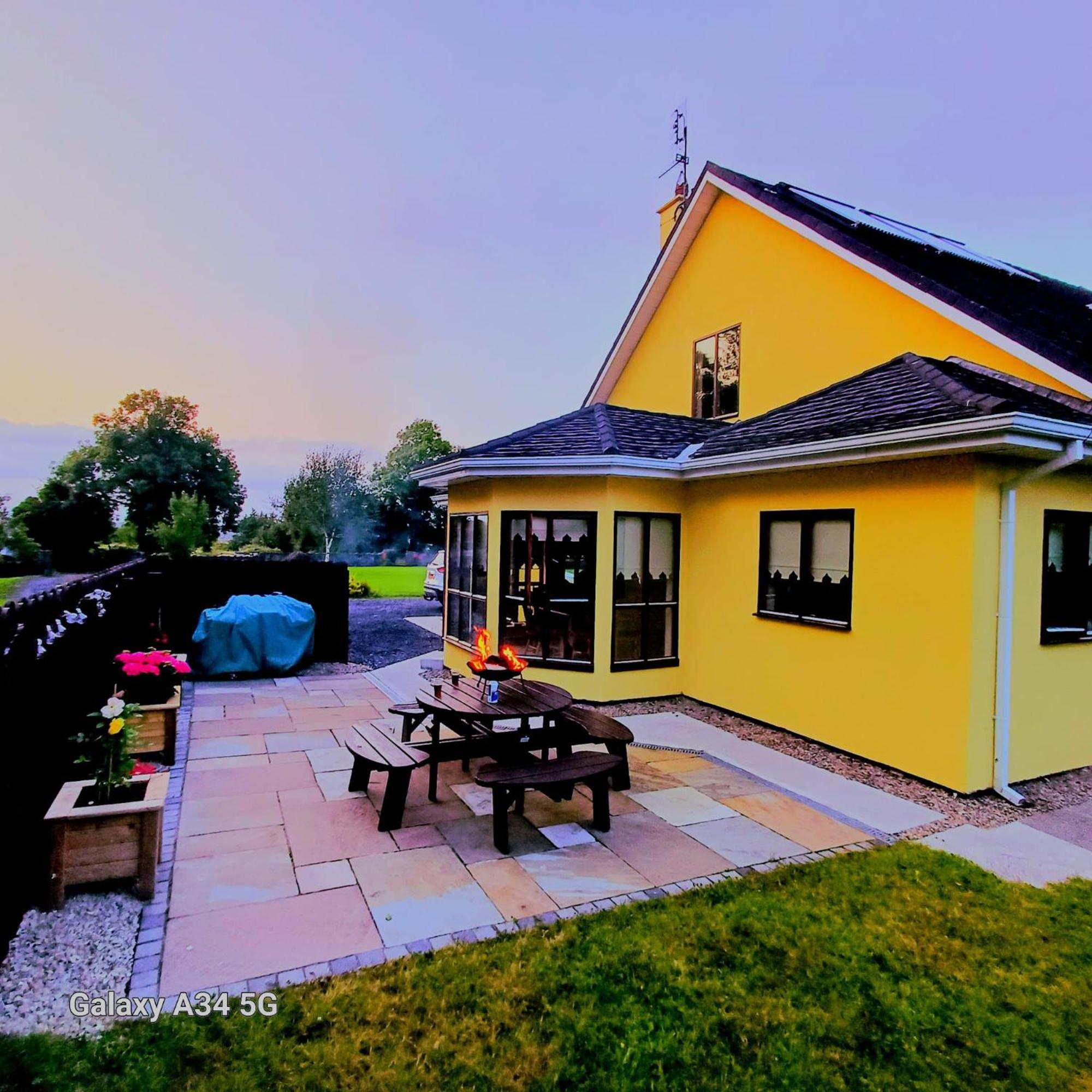 Yellow House Westport Buitenkant foto